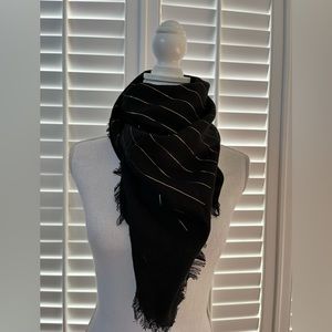 Echo 44” square black with gold scarf